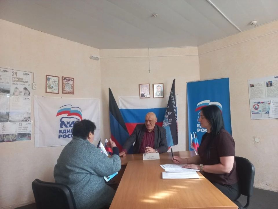 Сегодня, 7 апреля, депутат Макеевского городского совета Донецкой Народной Республики первого созыва Олег Венжега провел прием граждан в общественной приемной партии «Единая Россия» Советского внутригородского района... Сегодня, 7 апреля, депутат Макеевского городского совета Донецкой Народной Республики первого созыва Олег Венжега провел прием граждан в общественной приемной партии «Единая Россия» Советского внутригородского района...