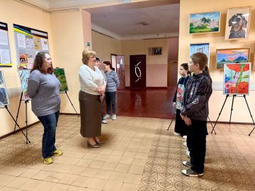 Встречаем весну с заботой о будущем: в Детской художественной школе открылась выставка ко Дню беременных