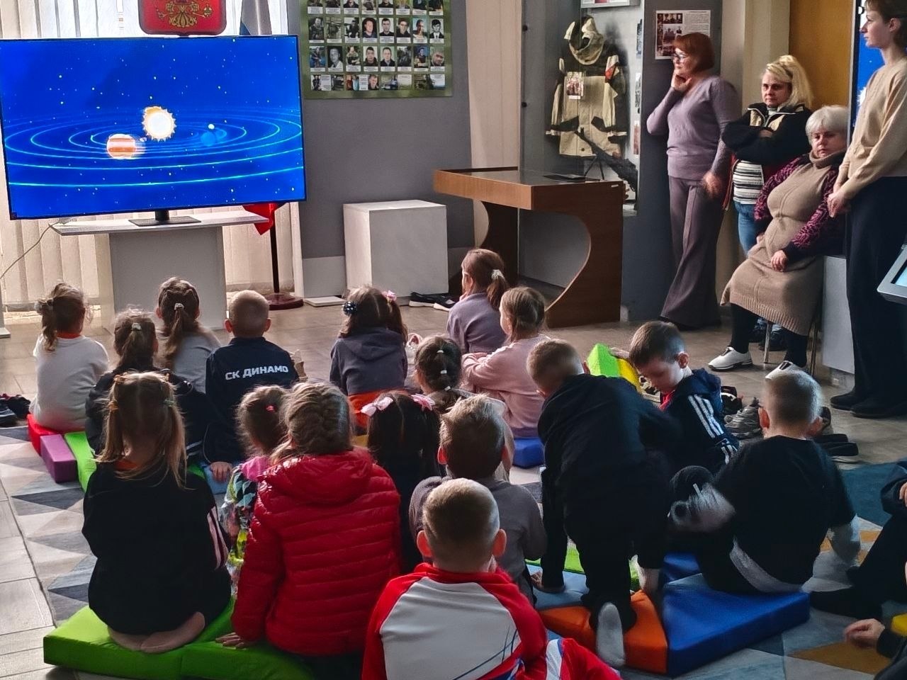 7 апреля для юных исследователей - первоклассников Макеевской школы № 5 - открылась настоящая космическая вселенная! В преддверии Дня космонавтики мы вместе отправились в увлекательное виртуальное путешествие по дорогам... 7 апреля для юных исследователей - первоклассников Макеевской школы № 5 - открылась настоящая космическая вселенная! В преддверии Дня космонавтики мы вместе отправились в увлекательное виртуальное путешествие по дорогам...