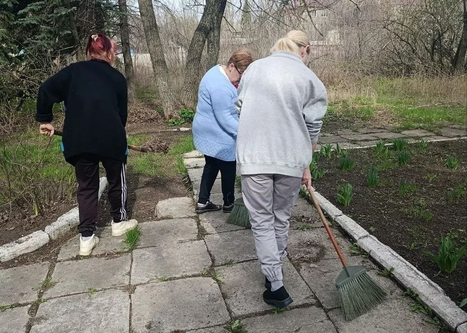 В рамках мероприятий по благоустройству в весенний период коллективами ГБУ «Городская стоматологическая поликлиника № 4 г. Макеевки» и Городского противотуберкулёзного диспансера г. Макеевки проведены субботники на... В рамках мероприятий по благоустройству в весенний период коллективами ГБУ «Городская стоматологическая поликлиника № 4 г. Макеевки» и Городского противотуберкулёзного диспансера г. Макеевки проведены субботники на...
