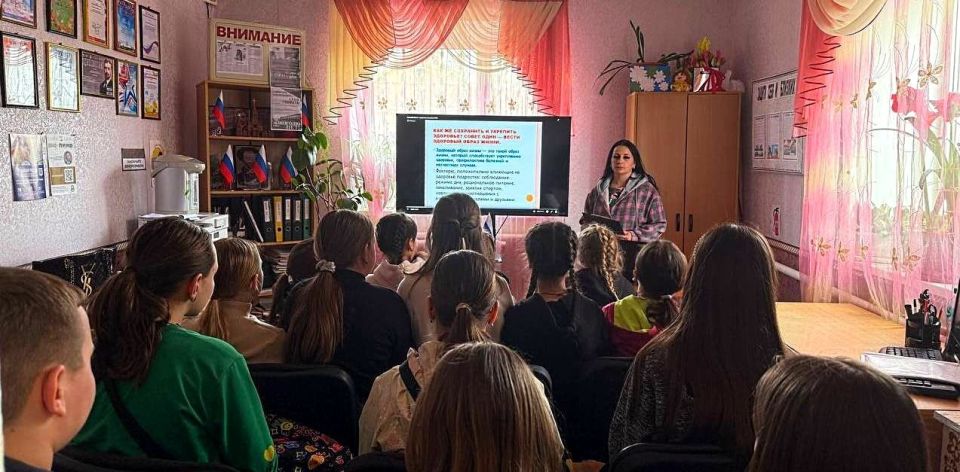 В рамках Всемирного дня здоровья 7 апреля в МБУ «КЛУБ ПГТ ГРУЗСКО-ЗОРЯНСКОЕ Г.О.МАКЕЕВКА» прошла тематическая программа «Сильной стране – здоровая молодежь» с целью пропаганды здоровья, как главной ценности человеческой жизни В рамках Всемирного дня здоровья 7 апреля в МБУ «КЛУБ ПГТ ГРУЗСКО-ЗОРЯНСКОЕ Г.О.МАКЕЕВКА» прошла тематическая программа «Сильной стране – здоровая молодежь» с целью пропаганды здоровья, как главной ценности человеческой жизни
