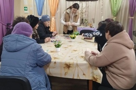 8 апреля в Государственном бюджетном учреждении социального обслуживания «Центр социального обслуживания Кировского района города Макеевки» прошел познавательный мастер-класс по росписи шаблона «Пасхальное яйцо»