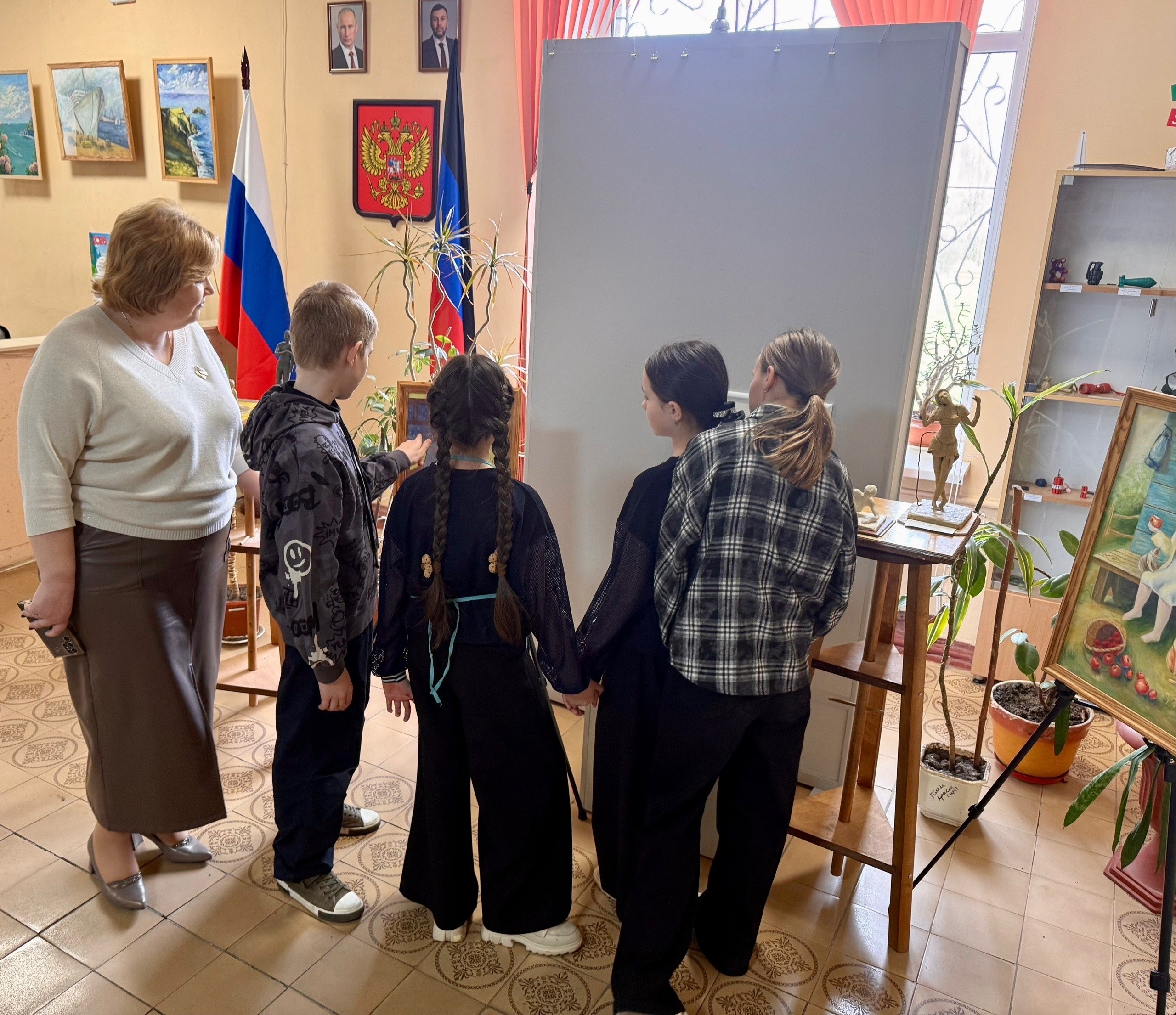 В Детской художественной школе городского округа Макеевка открылась выставка ко Дню беременных В Детской художественной школе городского округа Макеевка открылась выставка ко Дню беременных