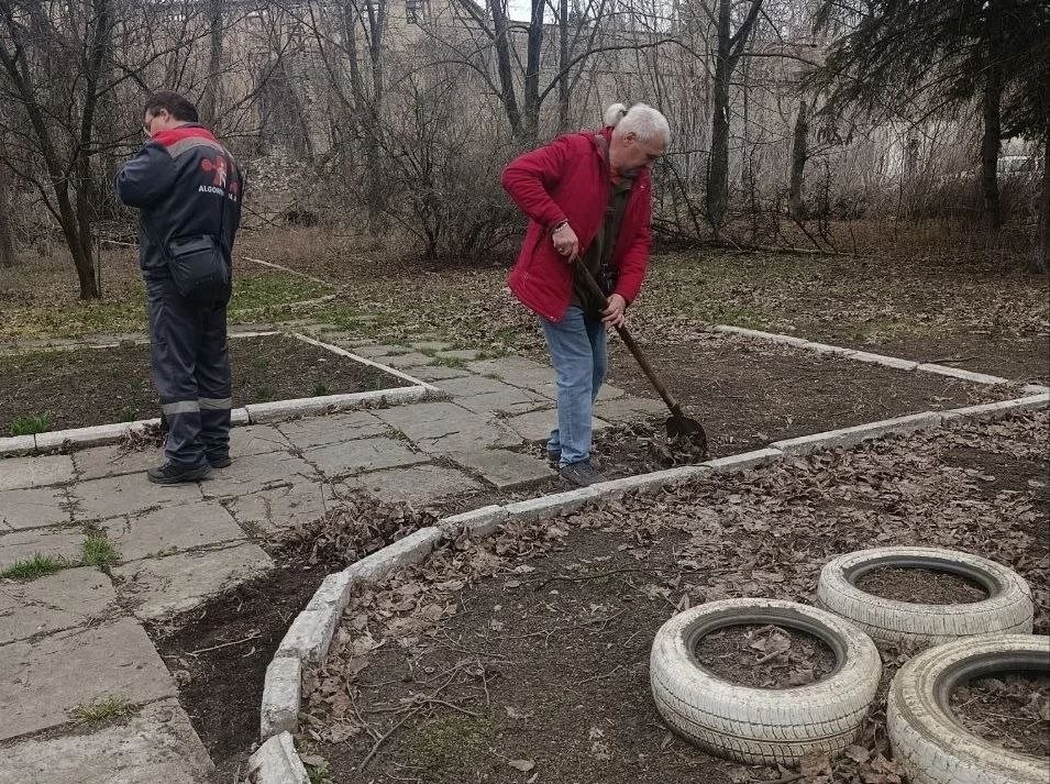 В рамках мероприятий по благоустройству в весенний период коллективами ГБУ «Городская стоматологическая поликлиника № 4 г. Макеевки» и Городского противотуберкулёзного диспансера г. Макеевки проведены субботники на... В рамках мероприятий по благоустройству в весенний период коллективами ГБУ «Городская стоматологическая поликлиника № 4 г. Макеевки» и Городского противотуберкулёзного диспансера г. Макеевки проведены субботники на...