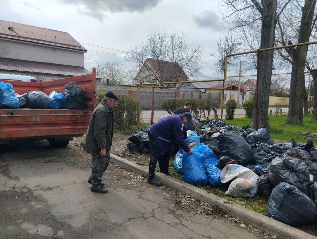 7 апреля, в рамках мероприятий по благоустройству в весенний период были организованы и выполнены работы по вывозу собранного в ходе субботника мусора и растительных отходов по ул. Папанина, ул. Кремлевской в районе ГБОУ...