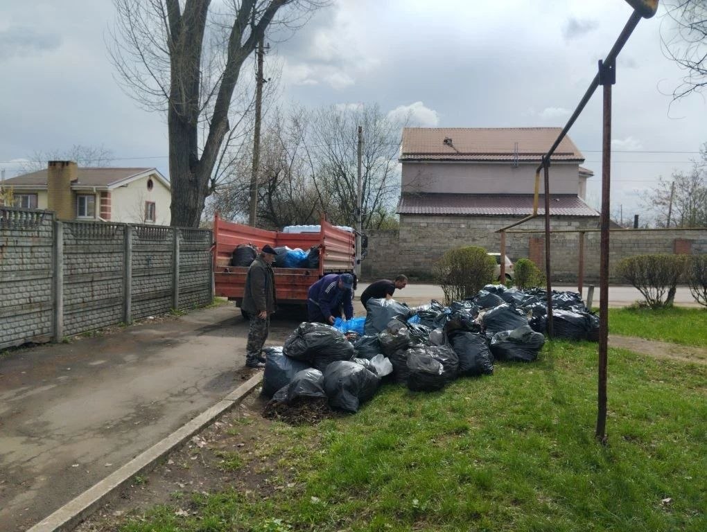 7 апреля, в рамках мероприятий по благоустройству в весенний период были организованы и выполнены работы по вывозу собранного в ходе субботника мусора и растительных отходов по ул. Папанина, ул. Кремлевской в районе ГБОУ... 7 апреля, в рамках мероприятий по благоустройству в весенний период были организованы и выполнены работы по вывозу собранного в ходе субботника мусора и растительных отходов по ул. Папанина, ул. Кремлевской в районе ГБОУ...