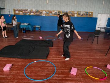 В Центре культуры и досуга поселка городского типа Криничная прошла спортивно - игровая программа «Папа,мама, я – спортивная семья!»