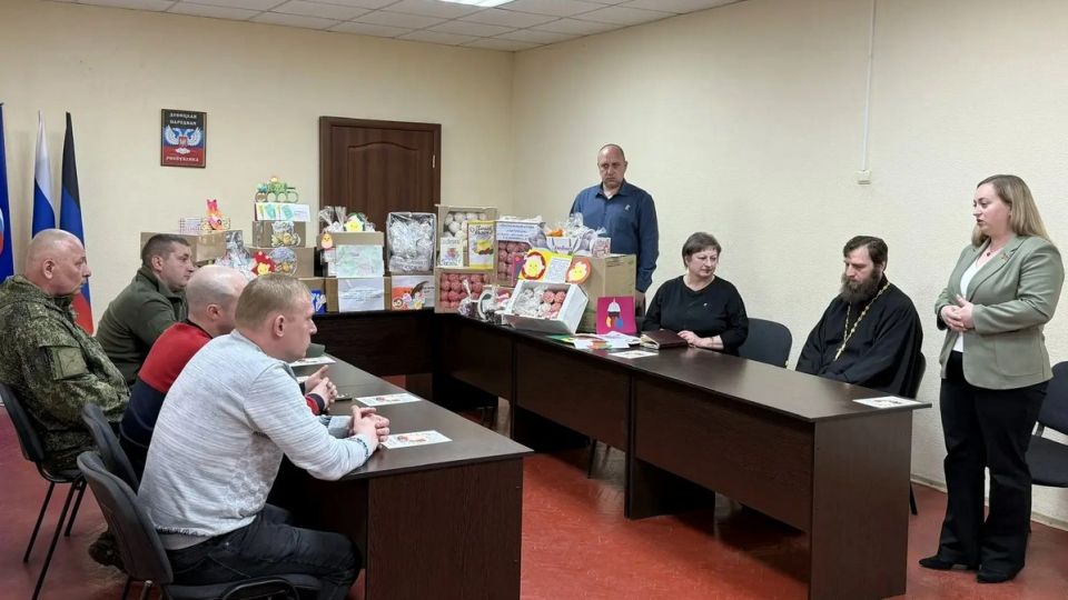 9 апреля, накануне Святой Пасхи, в Советском районе прошла традиционная акция «Пасхальный кулич для Героев» в рамках проектов «Мир возможностей» и «Герои» Общественного Движения «Донецкая Республика» 9 апреля, накануне Святой Пасхи, в Советском районе прошла традиционная акция «Пасхальный кулич для Героев» в рамках проектов «Мир возможностей» и «Герои» Общественного Движения «Донецкая Республика»