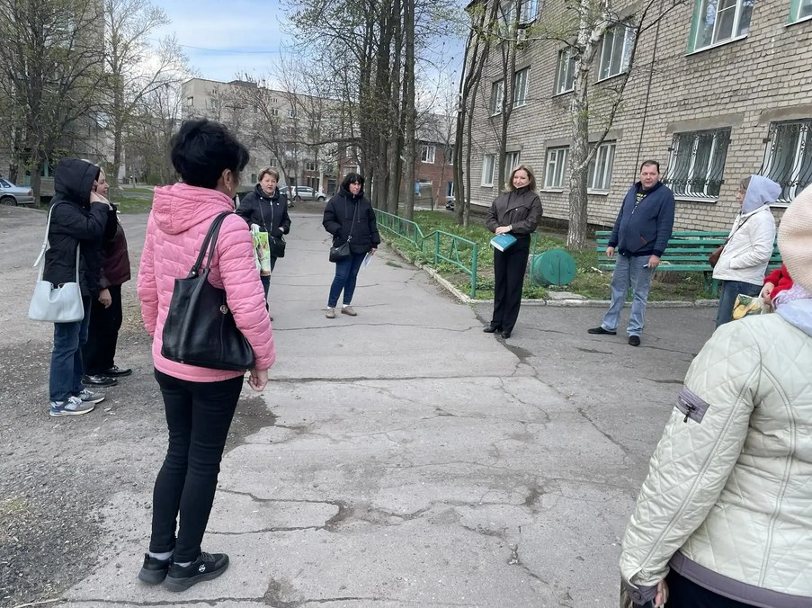 8 апреля лидер общественного мнения Анна Первий провела встречу с жителями жилого массива Карла Маркса возле д. 78 по улице Западной 8 апреля лидер общественного мнения Анна Первий провела встречу с жителями жилого массива Карла Маркса возле д. 78 по улице Западной