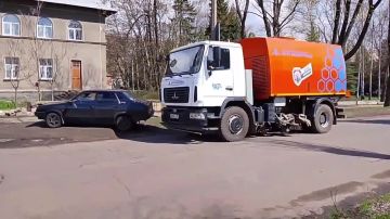 Сегодня, 9 апреля, с целью приведения территории в надлежащее санитарное состояние силами МУП АГМ «Перспектива» проведены работы по механизированной уборке проезжей части автодороги по бульвару 8 Сентября