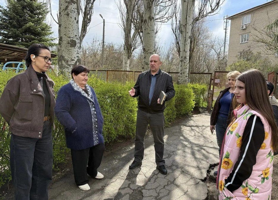 9 апреля руководитель Управы Советского внутригородского района Сергей Савельев провел встречу с жителями вблизи «Детского - сада № 114 жилого массива Объединенный 9 апреля руководитель Управы Советского внутригородского района Сергей Савельев провел встречу с жителями вблизи «Детского - сада № 114 жилого массива Объединенный