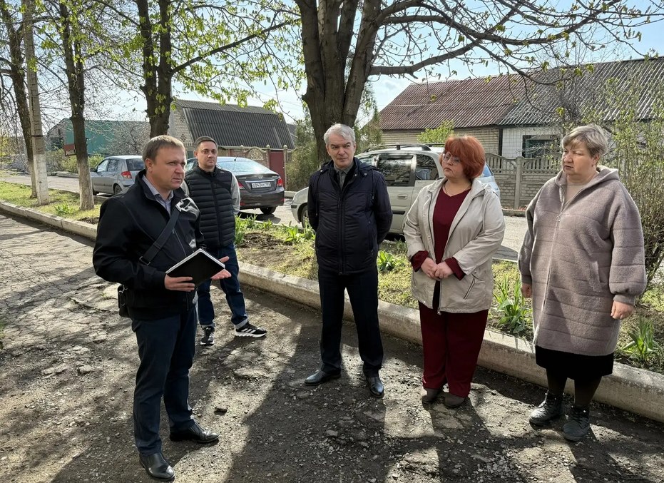 9 апреля депутат Макеевского городского созыва Донецкой Народной Республики Андрей Зотеев провел встречу с жителями возле дома № 1 по улице Волгоградской