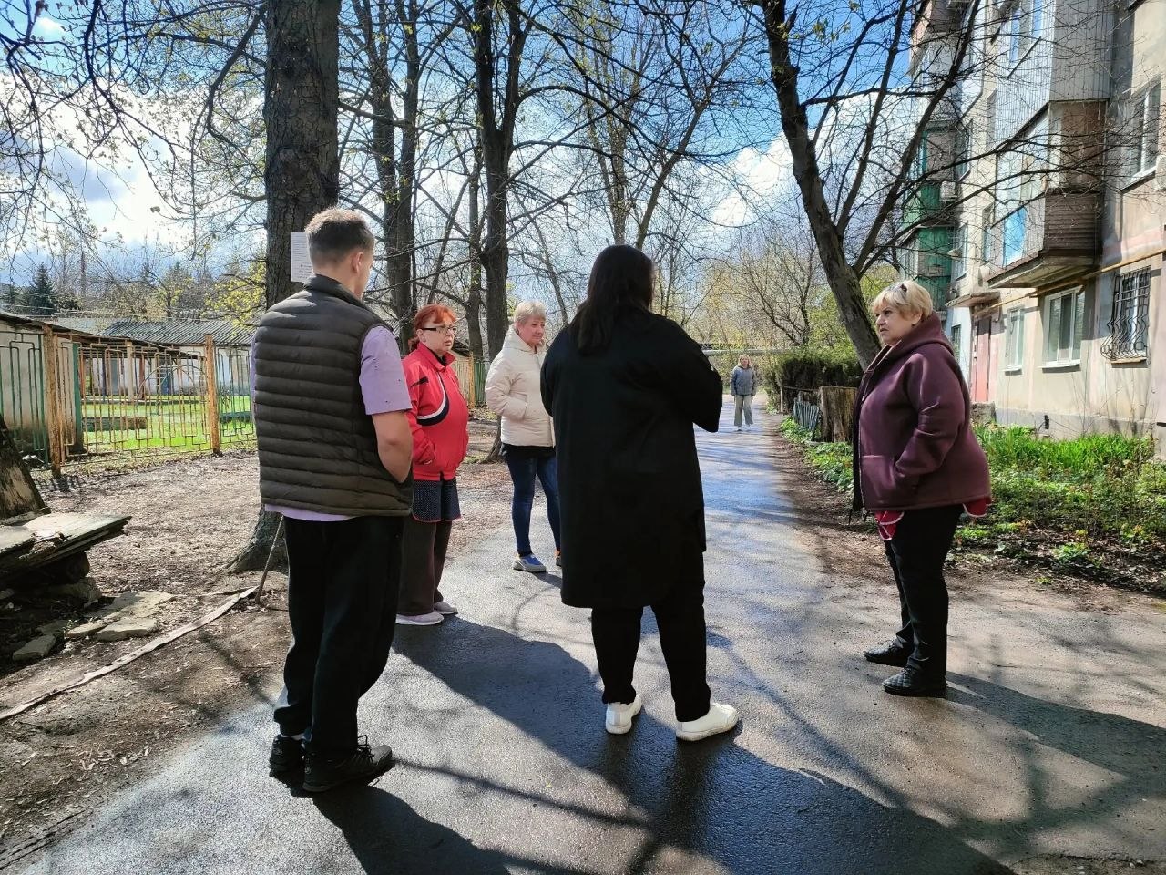 По поручению Главы ДНР Дениса Пушилина, 8 апреля, спикер-активист Татьяна Синяговская провела встречу с жителями Кировского района по адресу: квартал Химик, 9 По поручению Главы ДНР Дениса Пушилина, 8 апреля, спикер-активист Татьяна Синяговская провела встречу с жителями Кировского района по адресу: квартал Химик, 9