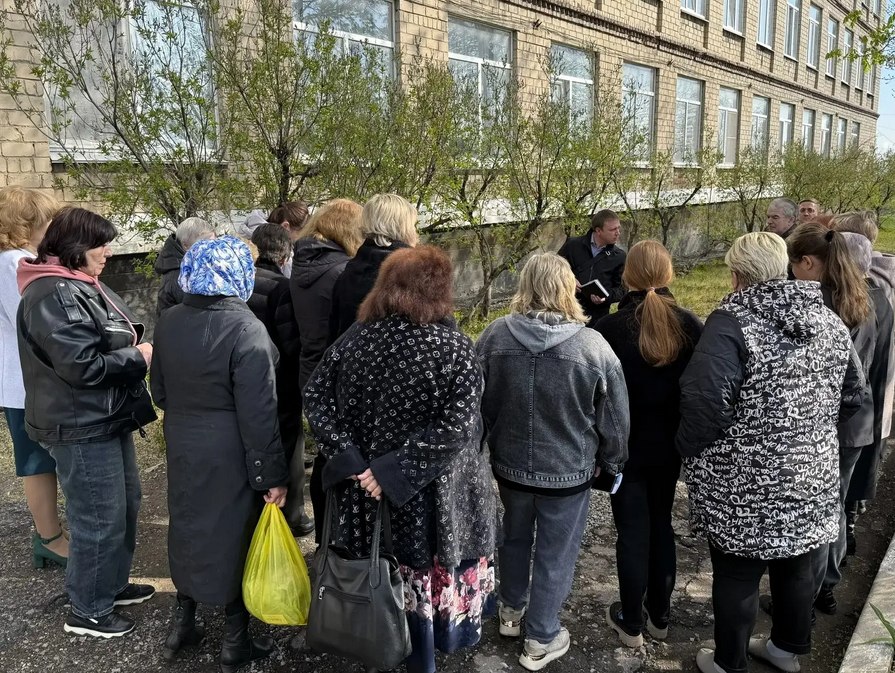 9 апреля депутат Макеевского городского созыва Донецкой Народной Республики Андрей Зотеев провел встречу с жителями возле дома № 1 по улице Волгоградской 9 апреля депутат Макеевского городского созыва Донецкой Народной Республики Андрей Зотеев провел встречу с жителями возле дома № 1 по улице Волгоградской