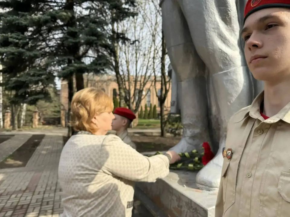 Сегодня, 10 апреля 2026, в Центрально-Городском внутригородском районе городского округа Макеевка, к Международному дню освобождения узников фашистских концлагерей, прошло возложение цветов к братской могиле советских воинов... Сегодня, 10 апреля 2026, в Центрально-Городском внутригородском районе городского округа Макеевка, к Международному дню освобождения узников фашистских концлагерей, прошло возложение цветов к братской могиле советских воинов...