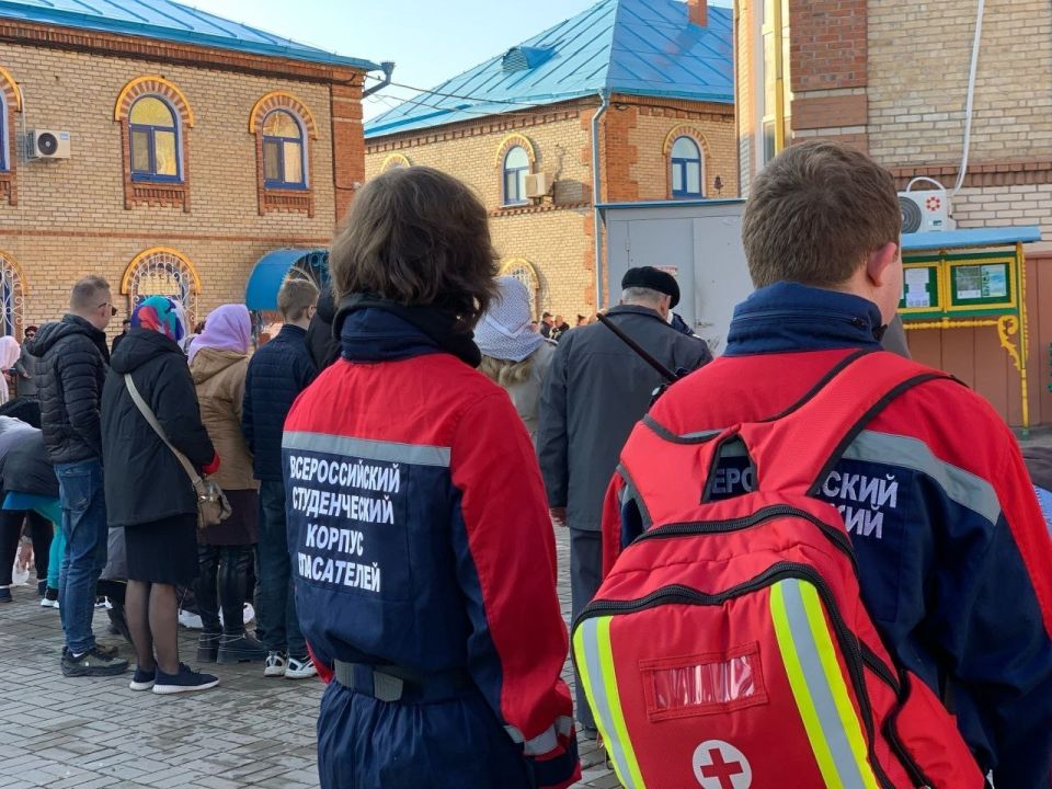 Добровольцы Донецкого РО ВСКС обеспечили безопасность во время праздничных богослужений Добровольцы Донецкого РО ВСКС обеспечили безопасность во время праздничных богослужений
