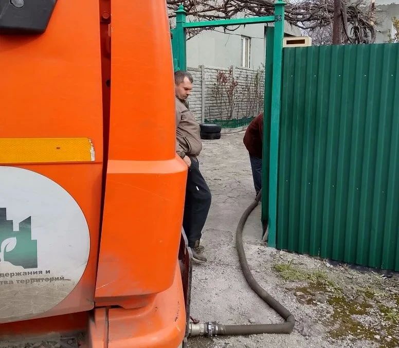 В Кировском внутригородском районе при поддержке региона-шефа Московская область продолжается подвоз воды для жителей домов, в которые в установленный графиком день не поступила вода В Кировском внутригородском районе при поддержке региона-шефа Московская область продолжается подвоз воды для жителей домов, в которые в установленный графиком день не поступила вода