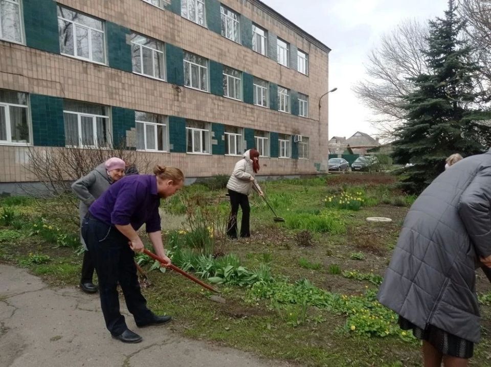 В рамках мероприятий по благоустройству в весенний период коллектив Муниципального бюджетного учреждения дополнительного образования «Детская школа искусств № 1 городского округа Макеевка» принял участие в... В рамках мероприятий по благоустройству в весенний период коллектив Муниципального бюджетного учреждения дополнительного образования «Детская школа искусств № 1 городского округа Макеевка» принял участие в...