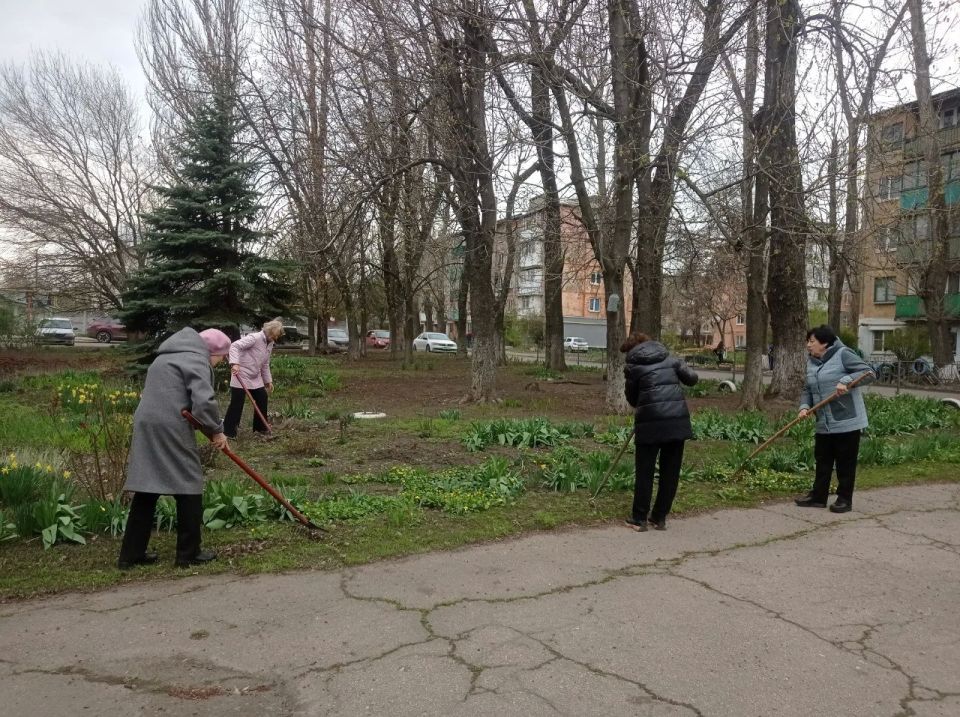 В рамках мероприятий по благоустройству в весенний период коллектив Муниципального бюджетного учреждения дополнительного образования «Детская школа искусств № 1 городского округа Макеевка» принял участие в... В рамках мероприятий по благоустройству в весенний период коллектив Муниципального бюджетного учреждения дополнительного образования «Детская школа искусств № 1 городского округа Макеевка» принял участие в...