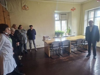 Сегодня, 14 апреля, в рамках поручения Главы ДНР Дениса Пушилина, депутат Макеевского городского совета Александр Подгорный провел встречу с жителями Кировского района по ул. Папанина, 18а