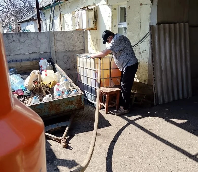 В Кировском внутригородском районе при поддержке региона-шефа Московская область продолжается подвоз воды для жителей домов, в которые в установленный графиком день не поступила вода В Кировском внутригородском районе при поддержке региона-шефа Московская область продолжается подвоз воды для жителей домов, в которые в установленный графиком день не поступила вода