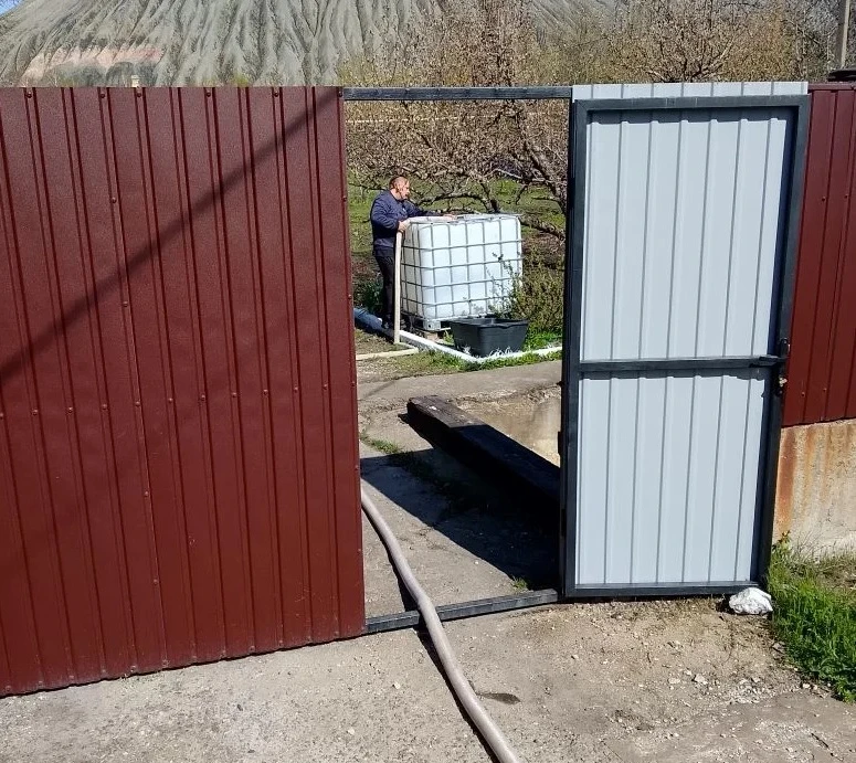 В Кировском внутригородском районе при поддержке региона-шефа Московская область продолжается подвоз воды для жителей домов, в которые в установленный графиком день не поступила вода В Кировском внутригородском районе при поддержке региона-шефа Московская область продолжается подвоз воды для жителей домов, в которые в установленный графиком день не поступила вода