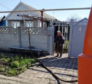 В Кировском внутригородском районе при поддержке региона-шефа Московская область продолжается подвоз воды для жителей домов, в которые в установленный графиком день не поступила вода