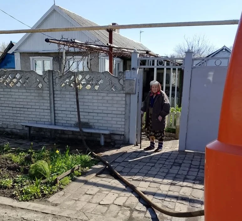 В Кировском внутригородском районе при поддержке региона-шефа Московская область продолжается подвоз воды для жителей домов, в которые в установленный графиком день не поступила вода