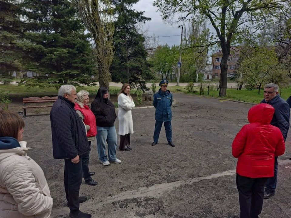 Сегодня, 23 апреля, руководитель Управы Кировского внутригородского района Администрации городского округа Макеевка Донецкой Народной Республики Андрей Хорошко провел встречу с жителями района на подведомственной территории... Сегодня, 23 апреля, руководитель Управы Кировского внутригородского района Администрации городского округа Макеевка Донецкой Народной Республики Андрей Хорошко провел встречу с жителями района на подведомственной территории...