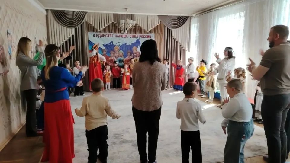 23 апреля в Государственном бюджетном дошкольном образовательном учреждении «Детский сад №152 г.о. Макеевка» Донецкой Народной Республики превратилось в настоящий праздник культурного многообразия - здесь прошла ярмарка блюд... 23 апреля в Государственном бюджетном дошкольном образовательном учреждении «Детский сад №152 г.о. Макеевка» Донецкой Народной Республики превратилось в настоящий праздник культурного многообразия - здесь прошла ярмарка блюд...