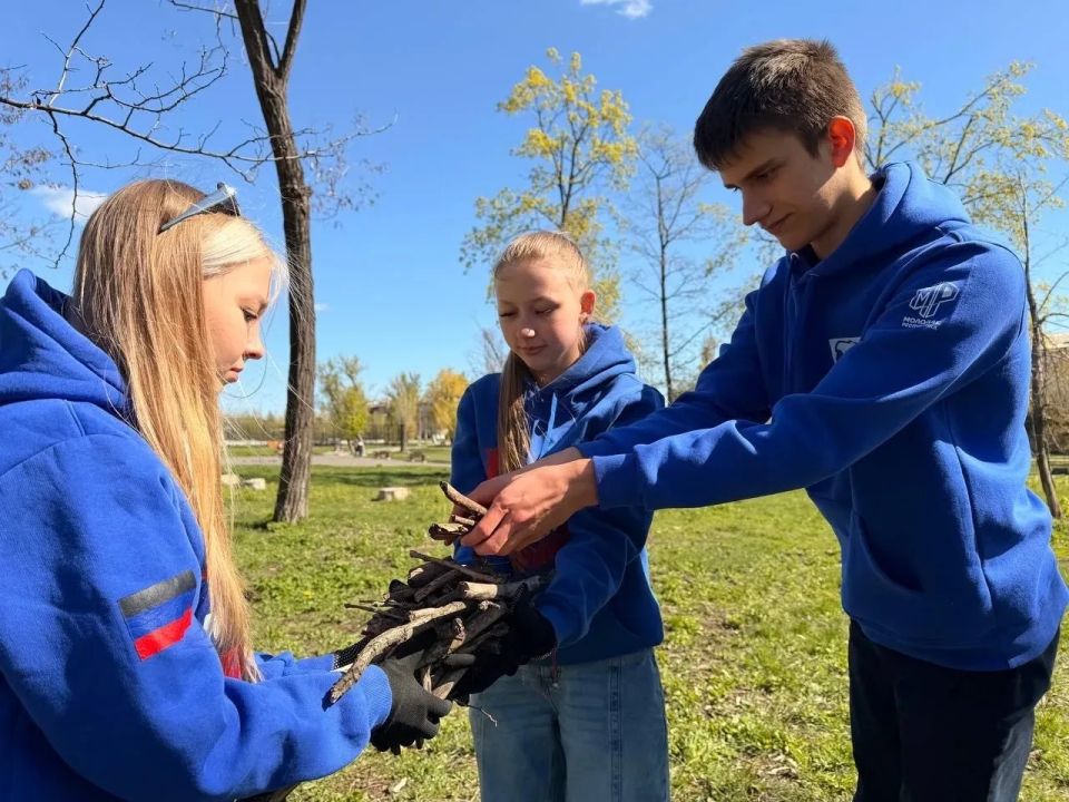 Сегодня, 25 апреля, активисты Всероссийской общественной организации «Молодая гвардия Единой России» приняли активное участие во Всероссийской субботнике на территории сквера «Авангард» Сегодня, 25 апреля, активисты Всероссийской общественной организации «Молодая гвардия Единой России» приняли активное участие во Всероссийской субботнике на территории сквера «Авангард»