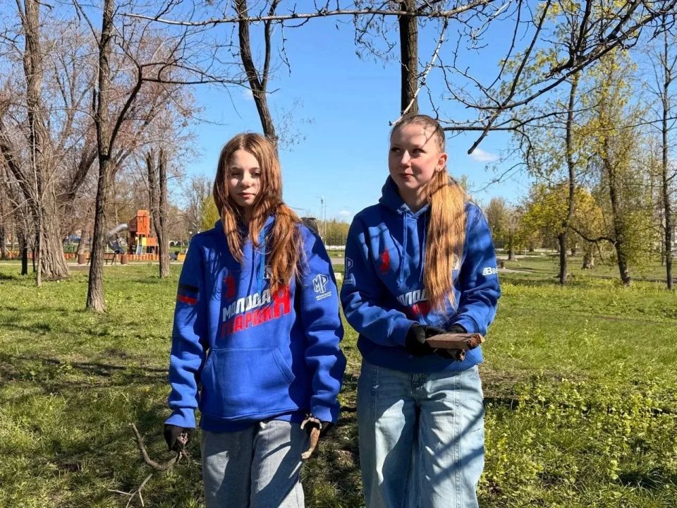 Сегодня, 25 апреля, активисты Всероссийской общественной организации «Молодая гвардия Единой России» приняли активное участие во Всероссийской субботнике на территории сквера «Авангард» Сегодня, 25 апреля, активисты Всероссийской общественной организации «Молодая гвардия Единой России» приняли активное участие во Всероссийской субботнике на территории сквера «Авангард»