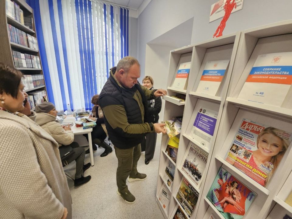 Александр Волошин: Накануне Всемирного дня книги и авторского права совместно с депутатами Народного Совета ДНР передали книги Макеевской центральной городской библиотеке имени М. Горького Александр Волошин: Накануне Всемирного дня книги и авторского права совместно с депутатами Народного Совета ДНР передали книги Макеевской центральной городской библиотеке имени М. Горького