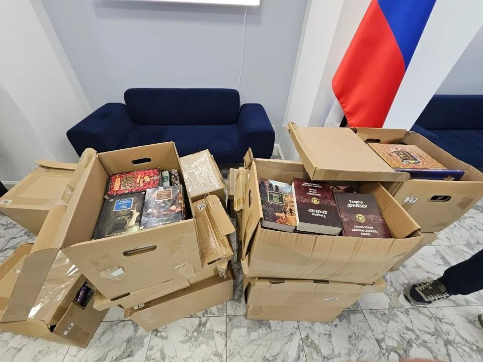 Александр Волошин: Накануне Всемирного дня книги и авторского права совместно с депутатами Народного Совета ДНР передали книги Макеевской центральной городской библиотеке имени М. Горького Александр Волошин: Накануне Всемирного дня книги и авторского права совместно с депутатами Народного Совета ДНР передали книги Макеевской центральной городской библиотеке имени М. Горького