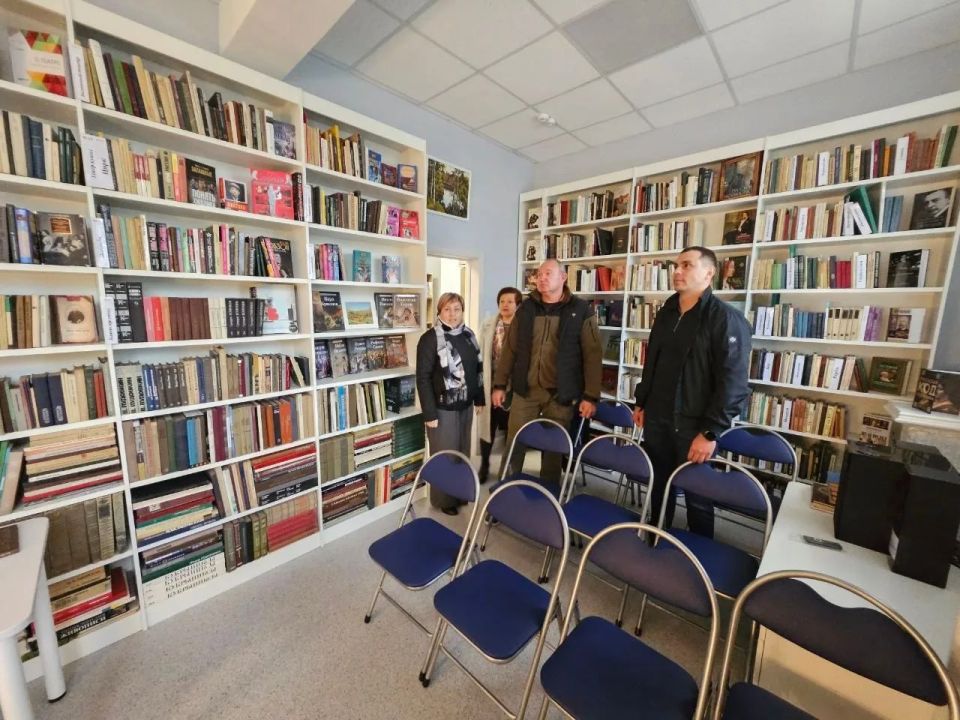 Александр Волошин: Накануне Всемирного дня книги и авторского права совместно с депутатами Народного Совета ДНР передали книги Макеевской центральной городской библиотеке имени М. Горького Александр Волошин: Накануне Всемирного дня книги и авторского права совместно с депутатами Народного Совета ДНР передали книги Макеевской центральной городской библиотеке имени М. Горького