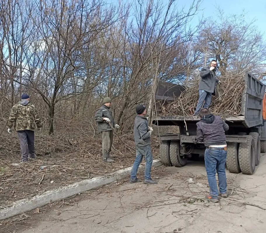 В субботу, 25 апреля, в рамках Всероссийского субботника коллективы ООО «Углеком» шахта «Чайкино», ГБУ ДНР «Городской наркологический диспансер г. Макеевки» и Детской библиотеки им. Л. И. Глебова № 15 МБУ «Централизованная... В субботу, 25 апреля, в рамках Всероссийского субботника коллективы ООО «Углеком» шахта «Чайкино», ГБУ ДНР «Городской наркологический диспансер г. Макеевки» и Детской библиотеки им. Л. И. Глебова № 15 МБУ «Централизованная...