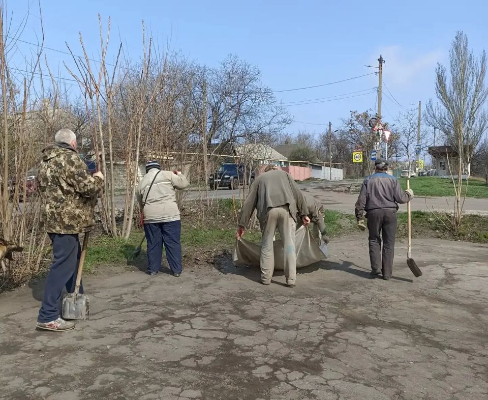 В субботу, 25 апреля, в рамках Всероссийского субботника коллективы ООО «Углеком» шахта «Чайкино», ГБУ ДНР «Городской наркологический диспансер г. Макеевки» и Детской библиотеки им. Л. И. Глебова № 15 МБУ «Централизованная... В субботу, 25 апреля, в рамках Всероссийского субботника коллективы ООО «Углеком» шахта «Чайкино», ГБУ ДНР «Городской наркологический диспансер г. Макеевки» и Детской библиотеки им. Л. И. Глебова № 15 МБУ «Централизованная...