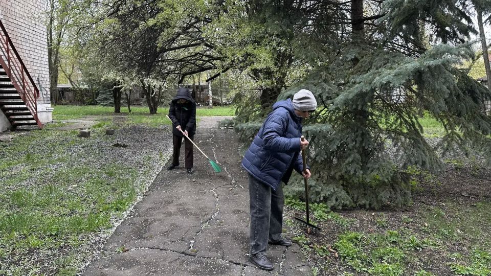 В субботу, 25 апреля, в рамках Всероссийского субботника коллективы ООО «Углеком» шахта «Чайкино», ГБУ ДНР «Городской наркологический диспансер г. Макеевки» и Детской библиотеки им. Л. И. Глебова № 15 МБУ «Централизованная... В субботу, 25 апреля, в рамках Всероссийского субботника коллективы ООО «Углеком» шахта «Чайкино», ГБУ ДНР «Городской наркологический диспансер г. Макеевки» и Детской библиотеки им. Л. И. Глебова № 15 МБУ «Централизованная...