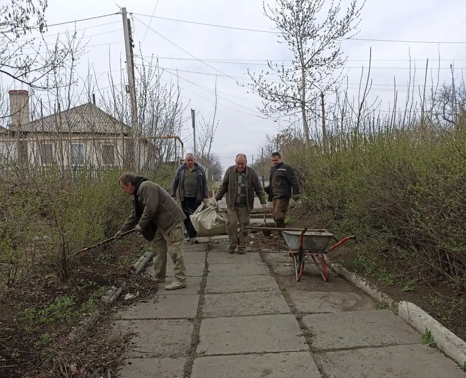 В субботу, 25 апреля, в рамках Всероссийского субботника коллективы ООО «Углеком» шахта «Чайкино», ГБУ ДНР «Городской наркологический диспансер г. Макеевки» и Детской библиотеки им. Л. И. Глебова № 15 МБУ «Централизованная... В субботу, 25 апреля, в рамках Всероссийского субботника коллективы ООО «Углеком» шахта «Чайкино», ГБУ ДНР «Городской наркологический диспансер г. Макеевки» и Детской библиотеки им. Л. И. Глебова № 15 МБУ «Централизованная...