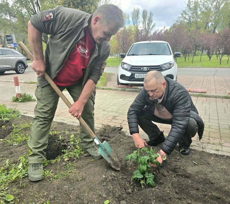 Дмитрий Огилец: Члены Донецкой республиканской региональной организации "Российский союз ветеранов Афганистана и специальных военных операций" с энтузиазмом поддержали инициативу Главы Донецкой Народной Республики, приняв... Дмитрий Огилец: Члены Донецкой республиканской региональной организации "Российский союз ветеранов Афганистана и специальных военных операций" с энтузиазмом поддержали инициативу Главы Донецкой Народной Республики, приняв...