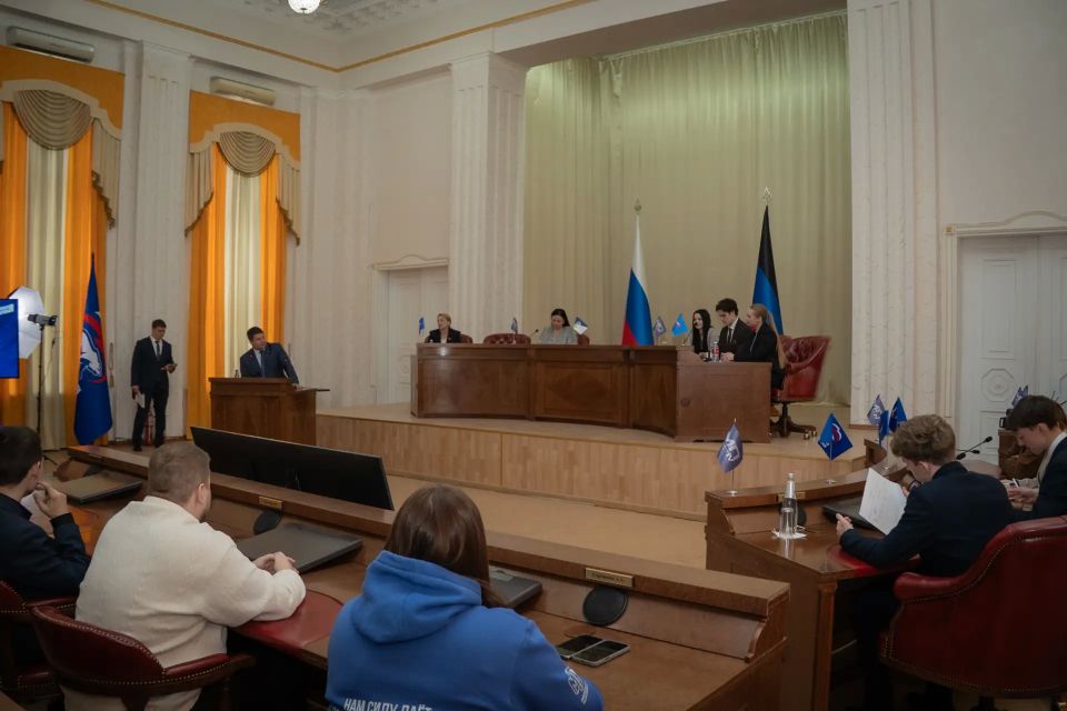 Дебаты между депутатами Народного Совета и Молодежным парламентом прошли в Донецке Дебаты между депутатами Народного Совета и Молодежным парламентом прошли в Донецке