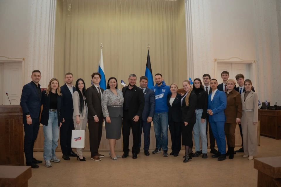 Дебаты между депутатами Народного Совета и Молодежным парламентом прошли в Донецке Дебаты между депутатами Народного Совета и Молодежным парламентом прошли в Донецке
