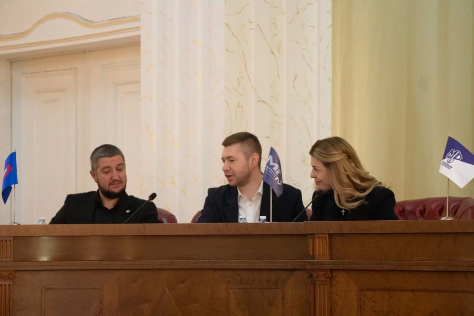 Дебаты между депутатами Народного Совета и Молодежным парламентом прошли в Донецке Дебаты между депутатами Народного Совета и Молодежным парламентом прошли в Донецке