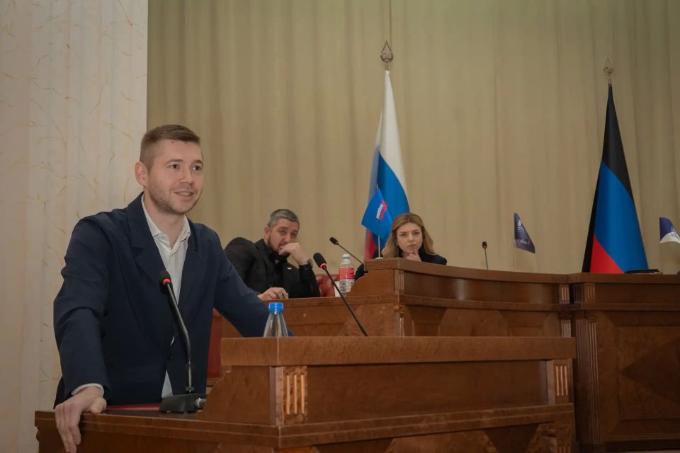 Дебаты между депутатами Народного Совета и Молодежным парламентом прошли в Донецке Дебаты между депутатами Народного Совета и Молодежным парламентом прошли в Донецке