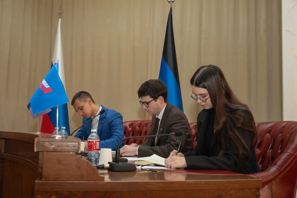 Дебаты между депутатами Народного Совета и Молодежным парламентом прошли в Донецке Дебаты между депутатами Народного Совета и Молодежным парламентом прошли в Донецке