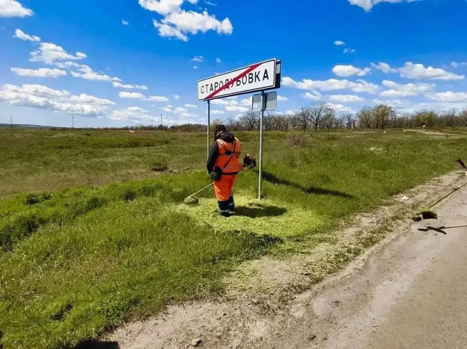 #СОДЕРЖАНИЕ_СВОД за сутки. Уже по традиции в канун Дня Победы дорожники приводят в порядок памятники, расположенные по пути следования региональных и межмуниципальных дорог #СОДЕРЖАНИЕ_СВОД за сутки. Уже по традиции в канун Дня Победы дорожники приводят в порядок памятники, расположенные по пути следования региональных и межмуниципальных дорог