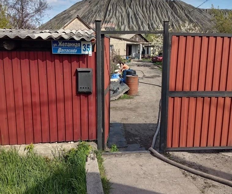 В Кировском внутригородском районе при поддержке региона-шефа Московская область продолжается подвоз воды для жителей домов, в которые в установленный графиком день не поступила вода