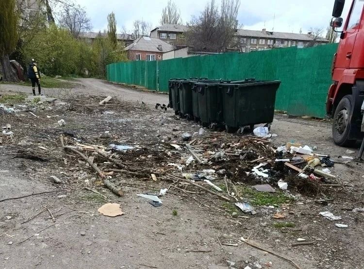 Сегодня, 1 мая, с целью приведения территории в надлежащее санитарное состояние в Кировском внутригородском районе выполнены работы по вывозу крупногабаритных накоплений мусора на контейнерных площадках по ул.Депутатской... Сегодня, 1 мая, с целью приведения территории в надлежащее санитарное состояние в Кировском внутригородском районе выполнены работы по вывозу крупногабаритных накоплений мусора на контейнерных площадках по ул.Депутатской...