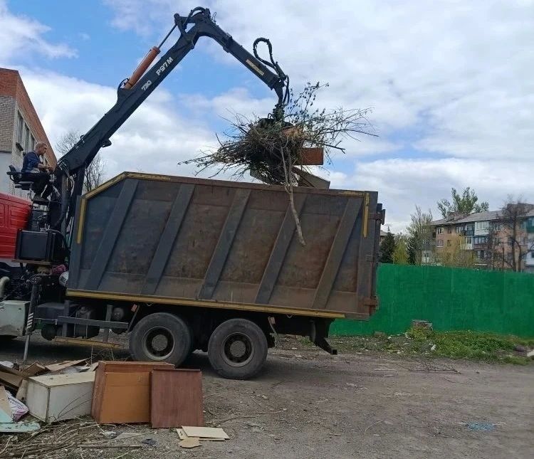Сегодня, 1 мая, с целью приведения территории в надлежащее санитарное состояние в Кировском внутригородском районе выполнены работы по вывозу крупногабаритных накоплений мусора на контейнерных площадках по ул.Депутатской... Сегодня, 1 мая, с целью приведения территории в надлежащее санитарное состояние в Кировском внутригородском районе выполнены работы по вывозу крупногабаритных накоплений мусора на контейнерных площадках по ул.Депутатской...