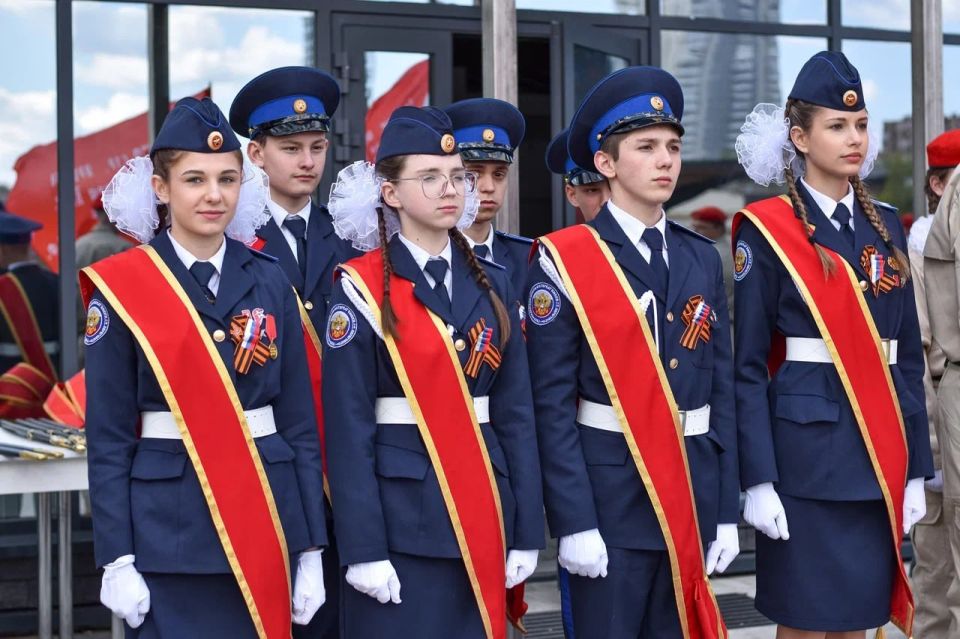 "Передать знамя юнармейцам — значит признать в нас своих": в ДНР прошел конкурс-смотр знаменных групп "Передать знамя юнармейцам — значит признать в нас своих": в ДНР прошел конкурс-смотр знаменных групп